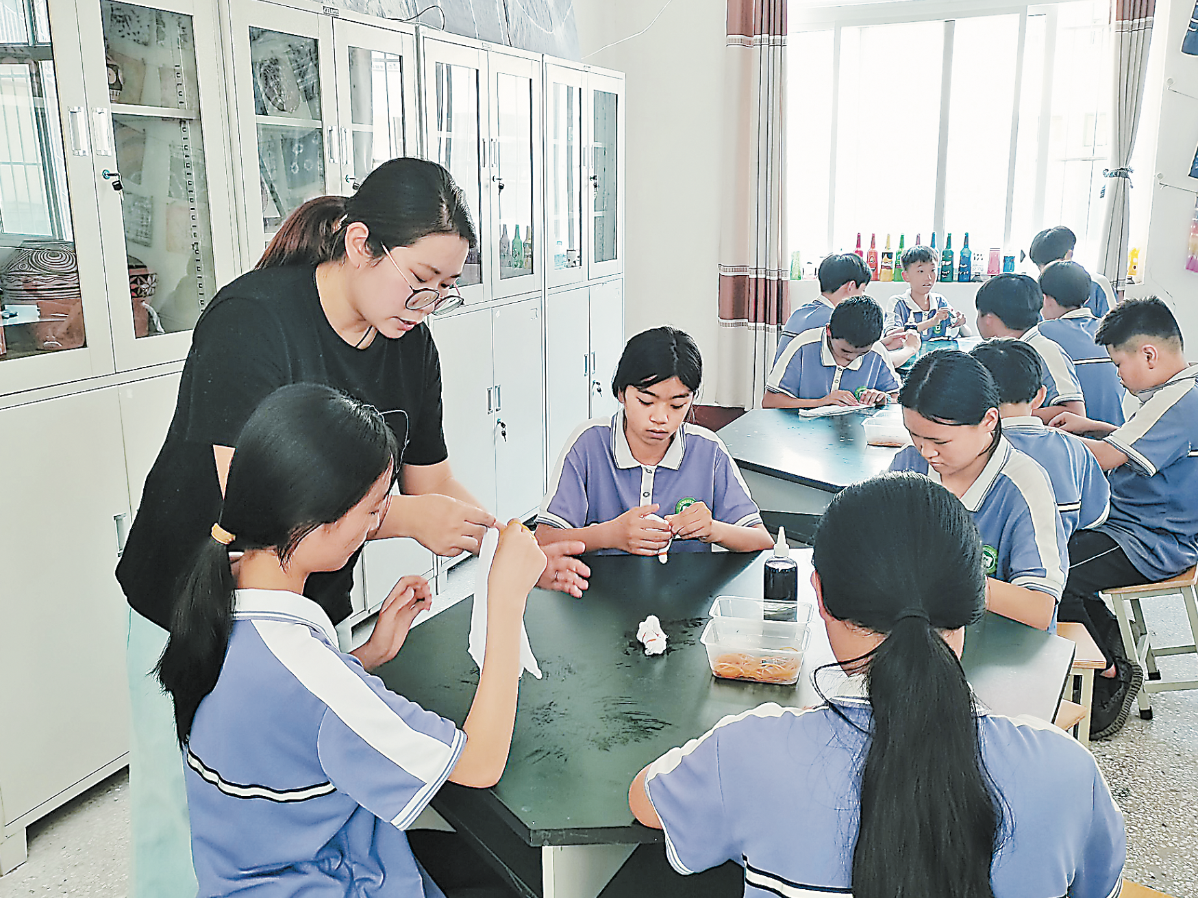 扎染课堂“扎”出传统魅力